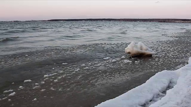 俄罗斯西伯利亚鄂毕河水库，秋天河面结冰视频素材