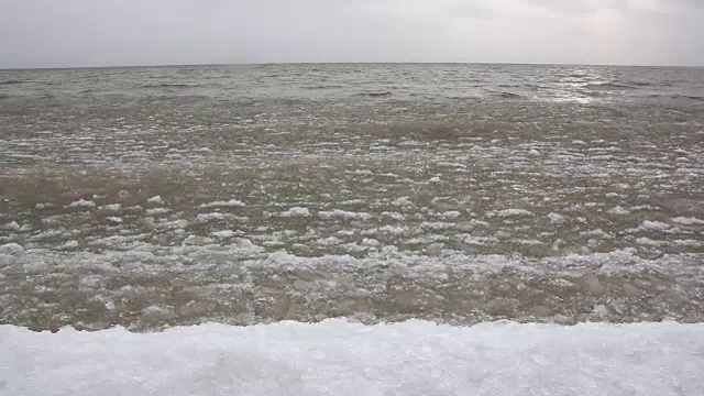 俄罗斯西伯利亚鄂毕河水库，秋天河面结冰视频素材