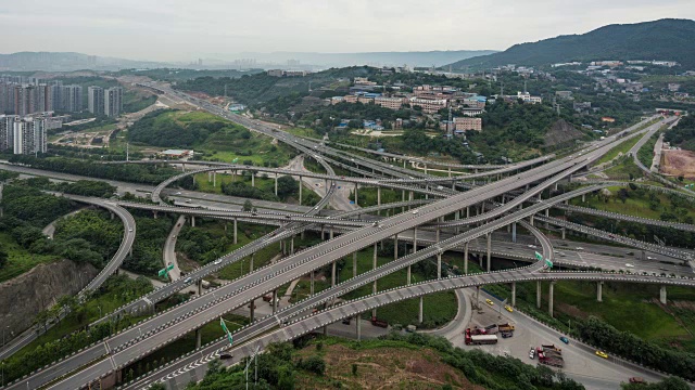 从白天到夜晚的4K延时:中国重庆的弯曲立交桥和多车道高速公路视频素材