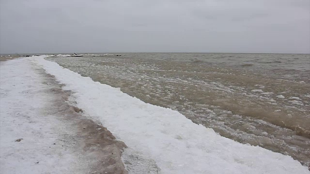 俄罗斯西伯利亚鄂毕河水库，秋天河面结冰视频素材