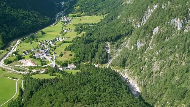 阿尔卑斯山的一个小山村视频素材