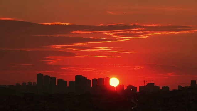 美丽的时间流逝，红色日落在多云的天空，土耳其视频素材