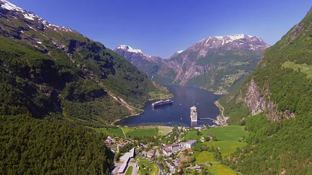 挪威盖兰格峡湾地区。夏季鸟瞰图。童话般的风景，雄伟的白雪覆盖的山顶。这是世界上最美丽的旅游胜地之一视频素材