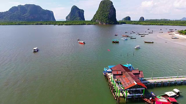 鸟瞰图拍摄热带海滩海与长尾船在泰国南部视频素材