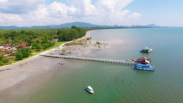 鸟瞰图拍摄热带海滩海与长尾船在泰国南部视频素材