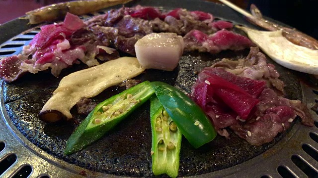 在热平底锅上烹饪烧烤和烤牛肉视频素材