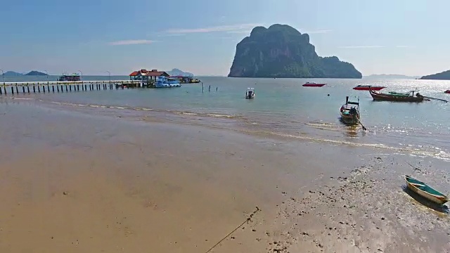 鸟瞰图拍摄热带海滩海与长尾船在泰国南部视频素材