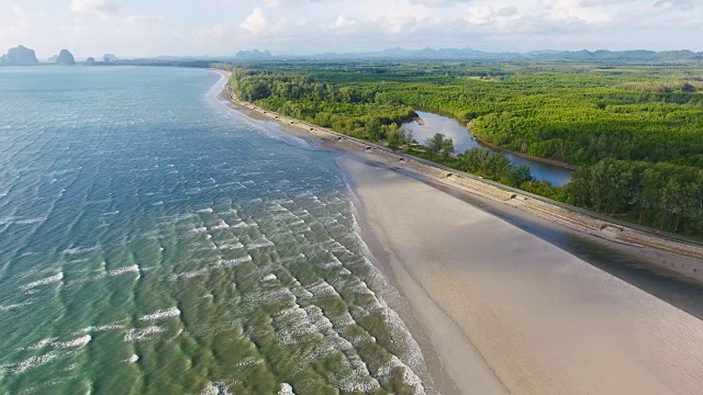 鸟瞰图拍摄热带海滩海与长尾船在泰国南部视频素材