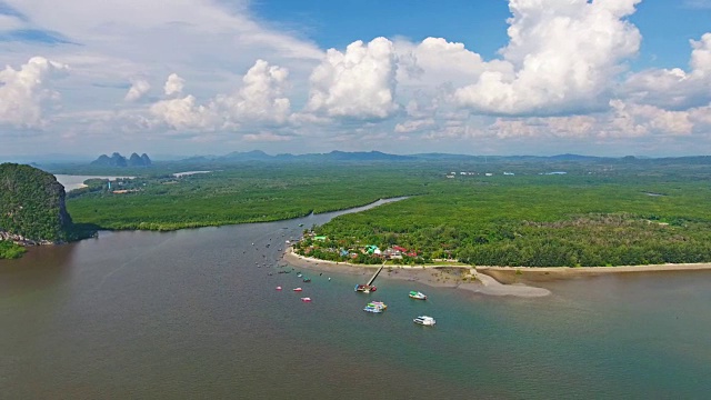 鸟瞰图拍摄热带海滩海与长尾船在泰国南部视频素材