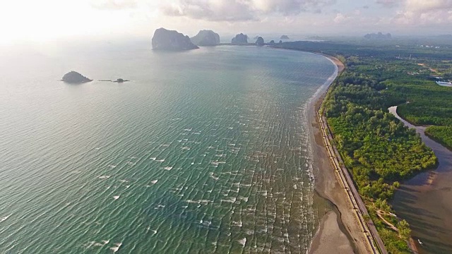 鸟瞰图拍摄热带海滩海与长尾船在泰国南部视频素材