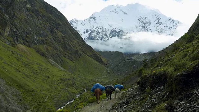 萨尔坎泰山脉徒步旅行视频素材