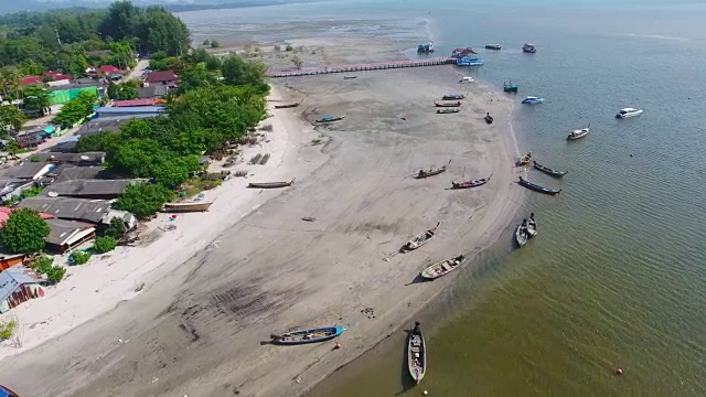 鸟瞰图拍摄热带海滩海与长尾船在泰国南部视频素材