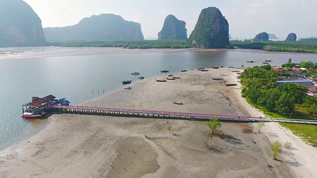 鸟瞰图拍摄热带海滩海与长尾船在泰国南部视频素材