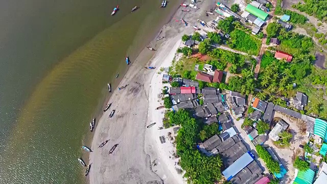 鸟瞰图拍摄热带海滩海与长尾船在泰国南部视频素材