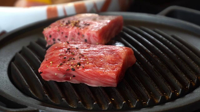 在火上烤美味多汁的肉排。在日本高山烧烤高级牛肉飞驒视频素材