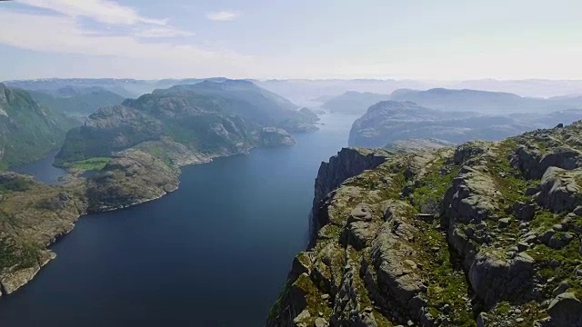 挪威吕瑟峡湾的布道石，讲坛摇滚的视频。鸟瞰图。视频素材