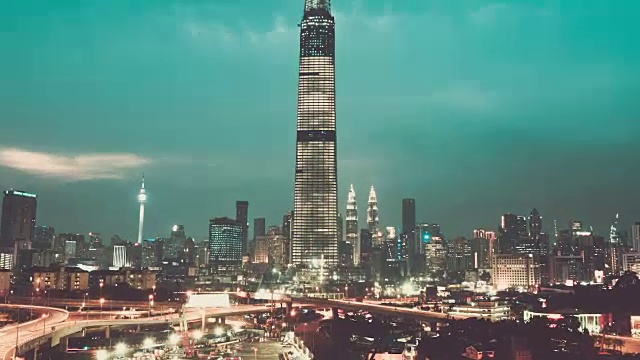 马来西亚吉隆坡，日落时分的交易所106摩天大楼及其发展视频素材