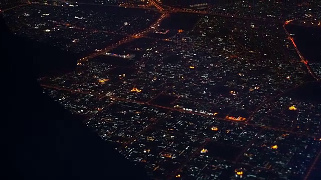 从飞机上鸟瞰迪拜城市的夜晚视频素材