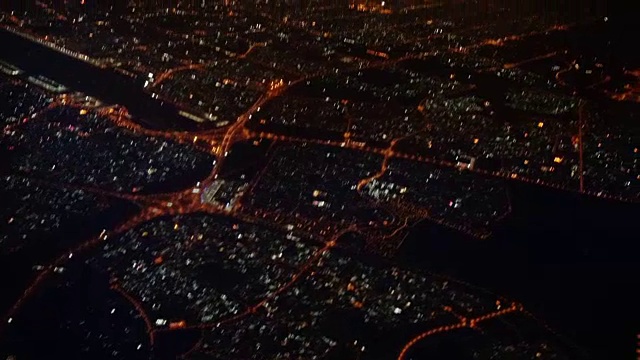 从飞机上鸟瞰迪拜城市的夜晚视频素材