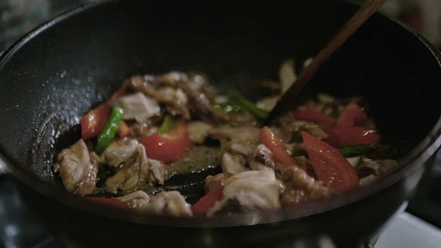 用调羹搅拌食物视频素材