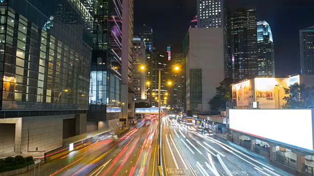 城市交通在城市的夜空中闪烁着灯光，时光流逝视频素材