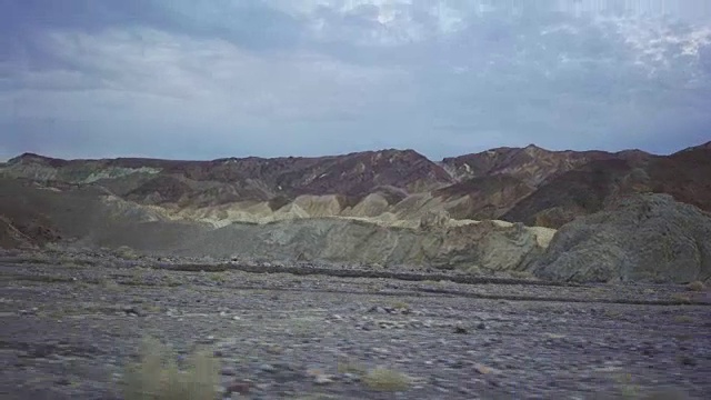 在死亡谷风景优美的道路上开车视频素材