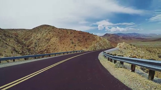 在死亡谷风景优美的道路上开车视频素材