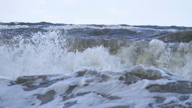 恶劣天气下的暴风雨海浪气旋飓风风慢镜头大海海水，大浪海浪溅海滩。视频素材