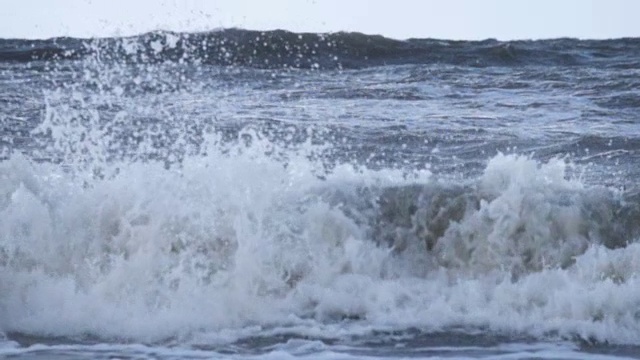 恶劣天气下的暴风雨海浪气旋飓风风慢镜头大海海水，大浪海浪溅海滩。视频素材