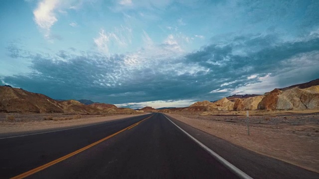 在死亡谷风景优美的道路上开车视频素材