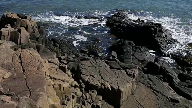 加拿大湾的芬迪岩石和海浪放大视频素材