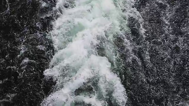 高速摩托艇后面是碧绿的泡沫状海浪。视频素材