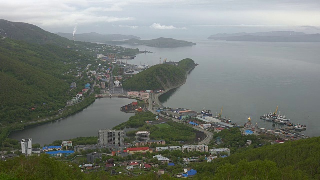 坎查茨基城、阿瓦查湾和太平洋的夏季顶视图视频素材