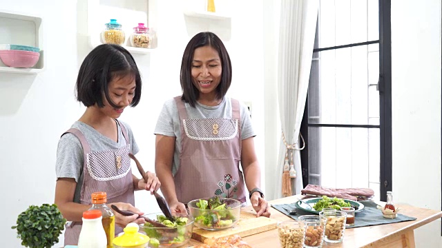 母女在厨房做饭在家，幸福家庭亚洲概念视频素材