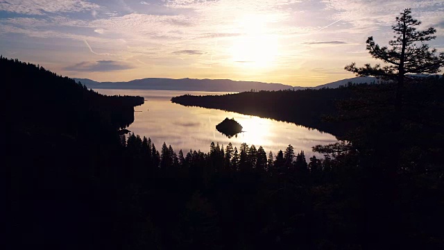 松树背后的剪影壮观的风景日出翡翠湾湖太浩加州视频素材