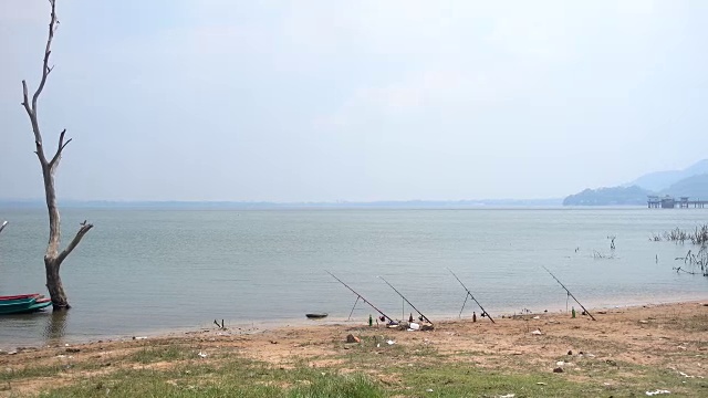 美丽的湖与蓝天背景，水库视频素材