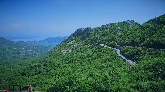 鸟瞰图一个弯曲的道路与汽车通过。山路视频素材