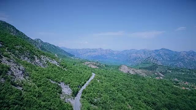 鸟瞰图一个弯曲的道路与汽车通过。山路视频素材