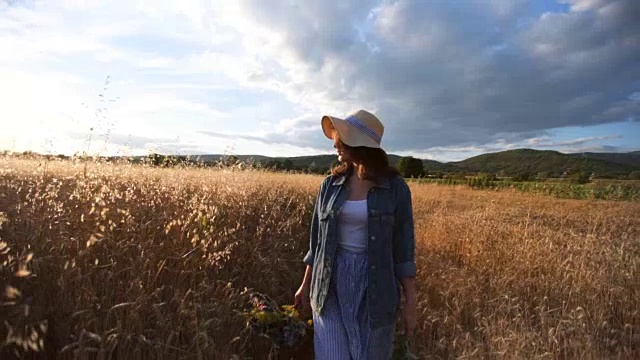 沉思的女人走在麦田里视频素材