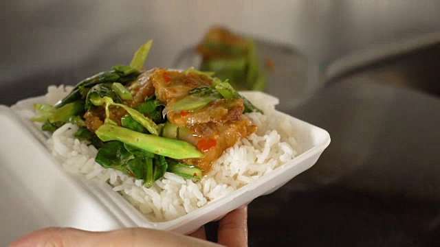 烤花椰菜猪肉即食。视频素材