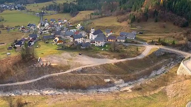 航拍与田野和村庄的乡村景观视频素材