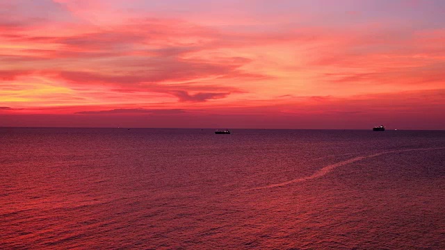 戏剧性的日落海景，粉红色和橙色的天空黄昏与剪影油轮从koh sichang, chon buri，泰国，超高清4K视频与复制空间视频素材