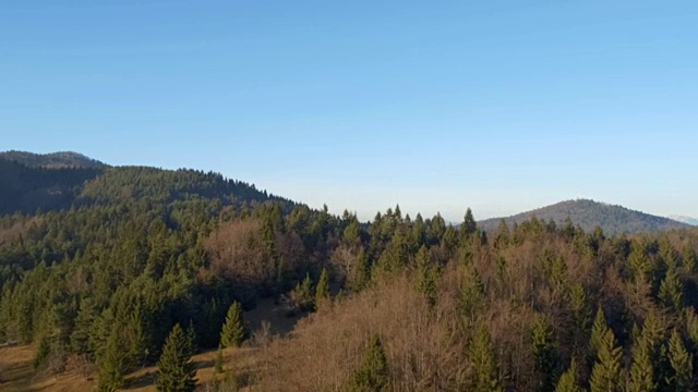 航拍与田野和村庄的乡村景观视频素材