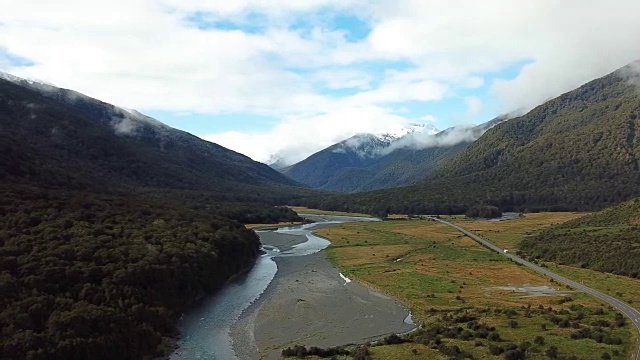 路边的山和河在自然新西兰国家在顶视图视频素材