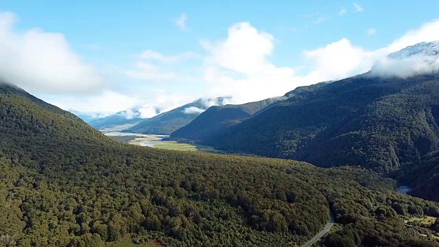 路边的山和河在自然新西兰国家在顶视图视频素材