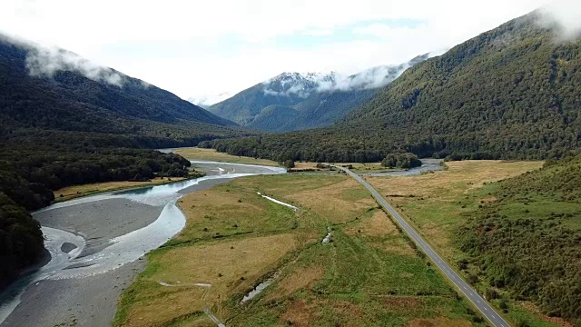 路边的山和河在自然新西兰国家在顶视图视频素材