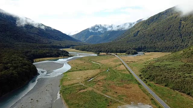 路边的山和河在自然新西兰国家在顶视图视频素材