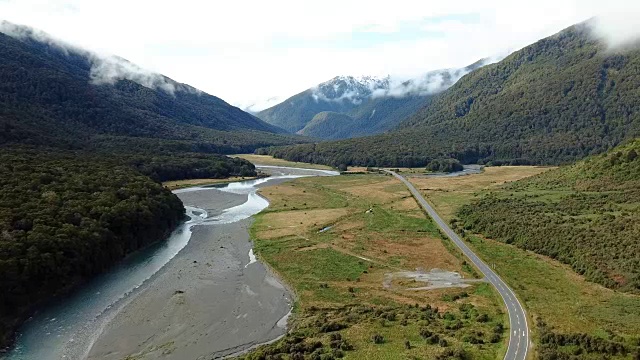 路边的山和河在自然新西兰国家在顶视图视频素材