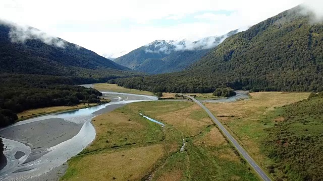 路边的山和河在自然新西兰国家在顶视图视频素材