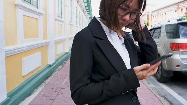 在曼谷使用智能手机的女商人视频素材